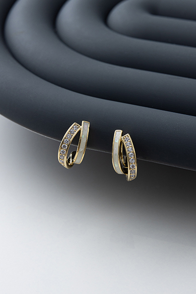 C型鋯石交錯。夾式耳環