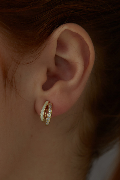 C型鋯石交錯。夾式耳環