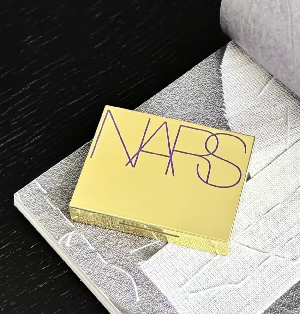 📦預購 NARS-裸光蜜粉餅10g 璀璨奢金版
