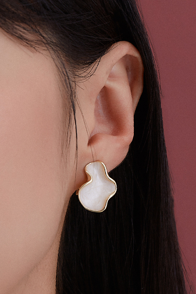 不規則奶油感畫釉。夾式耳環