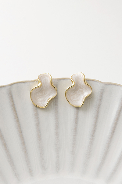 不規則奶油感畫釉。夾式耳環