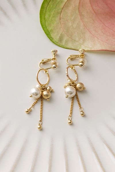 流蘇珍珠垂墜。夾式耳環