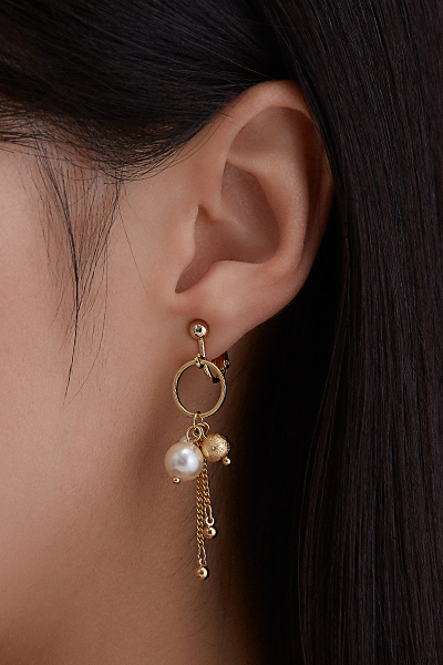 流蘇珍珠垂墜。夾式耳環