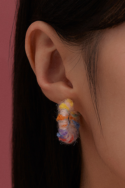 彩色毛絨感圓圈。銀針耳環