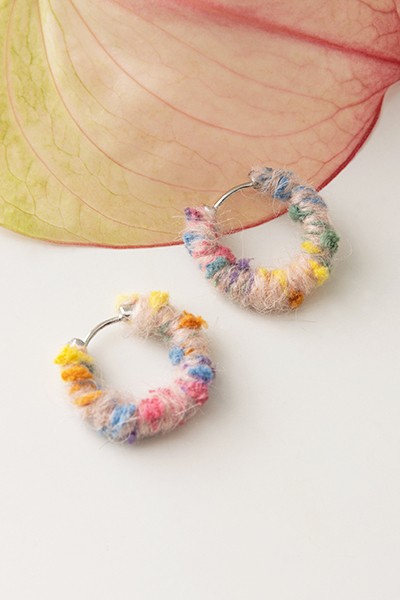 彩色毛絨感圓圈。銀針耳環
