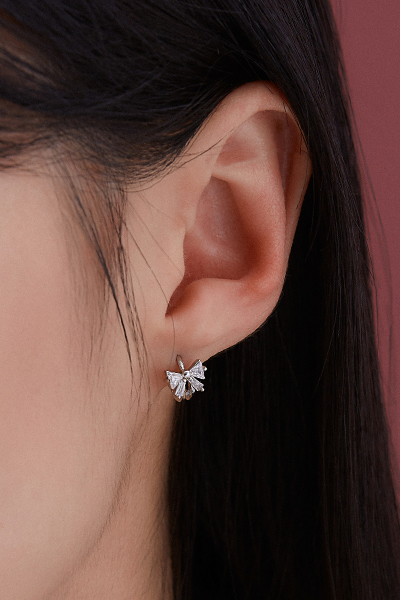 簡約鋯石蝴蝶結。銀針耳環