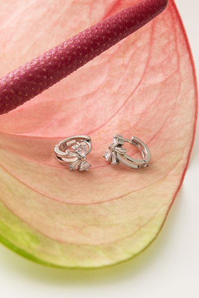 簡約鋯石蝴蝶結。銀針耳環