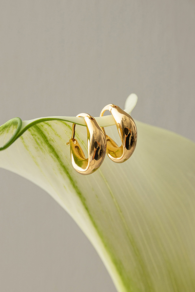 不規則圓潤感。銀針耳環(金)