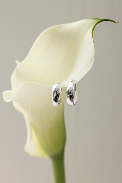 不規則圓潤感。銀針耳環(銀)