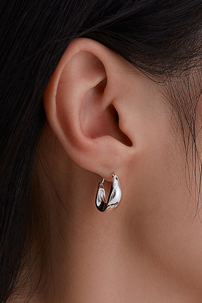 不規則圓潤感。銀針耳環(銀)