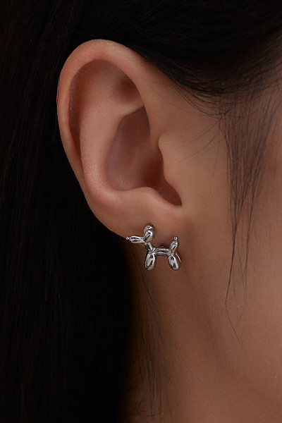 金屬立體氣球狗。鋼針耳環(銀)