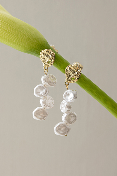 排列吊墜珍珠。夾式耳環