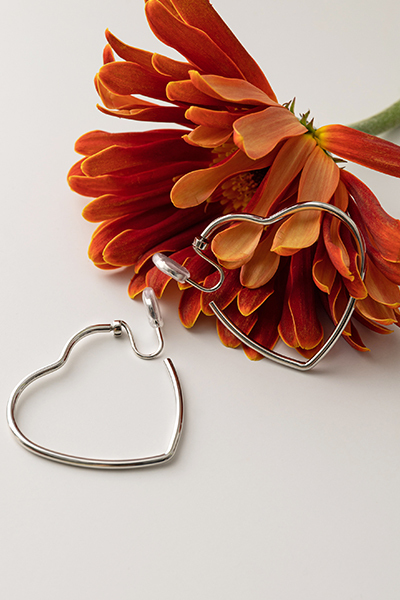 鏤空大圈線型條愛心。夾式耳環(銀)