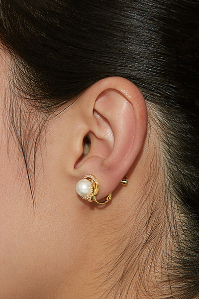 優雅鋯石環繞珍珠。夾式耳環