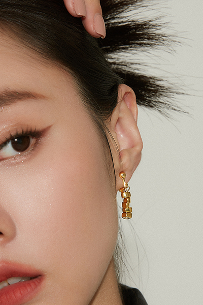 幾何小碎石垂墜。夾式耳環(金)