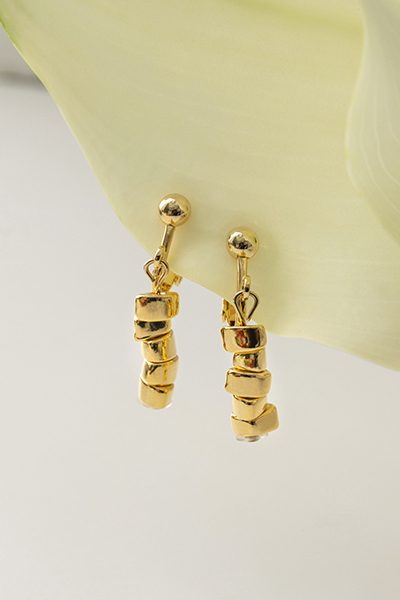 幾何小碎石垂墜。夾式耳環(金)