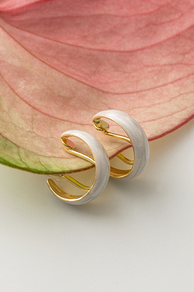 珠光白C型畫釉。夾式耳環