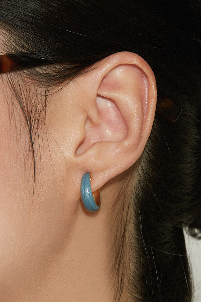 珠光藍C型畫釉。夾式耳環