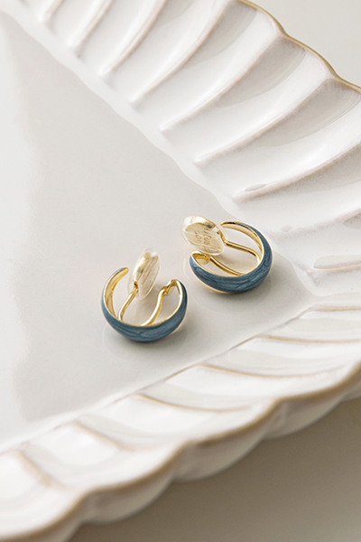 珠光藍C型畫釉。夾式耳環