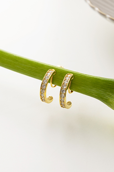 滿鑽半圓圈。夾式耳環