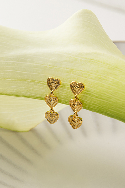 垂墜小甜心壓紋。銀針耳環(金)