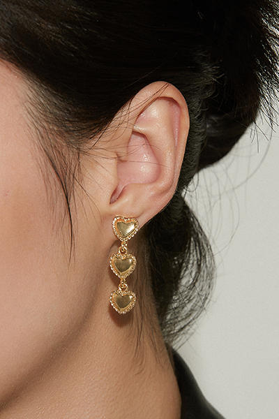 法式排列愛心。夾式耳環(金)