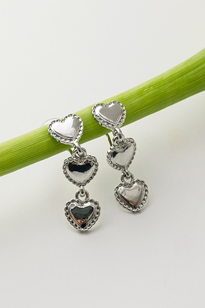 法式排列愛心。夾式耳環(銀)