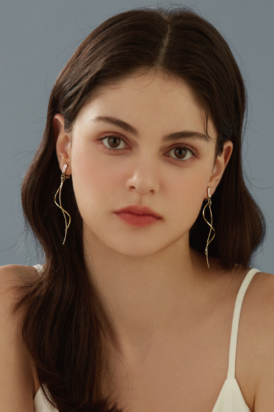 旋轉垂墜鋯石。夾式耳環