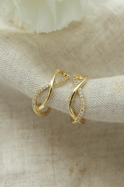 扭轉鋯石C型。銀針耳環