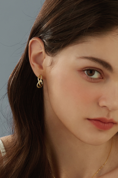 扭轉鋯石C型。銀針耳環