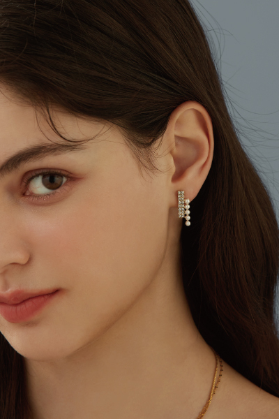 珍珠鋯石排列。夾式耳環