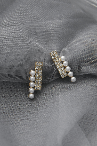 珍珠鋯石排列。夾式耳環