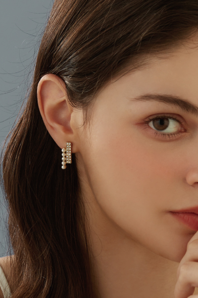 珍珠鋯石排列。銀針耳環