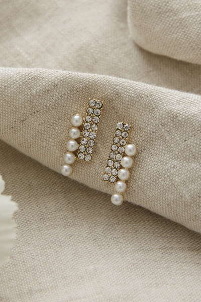 珍珠鋯石排列。銀針耳環