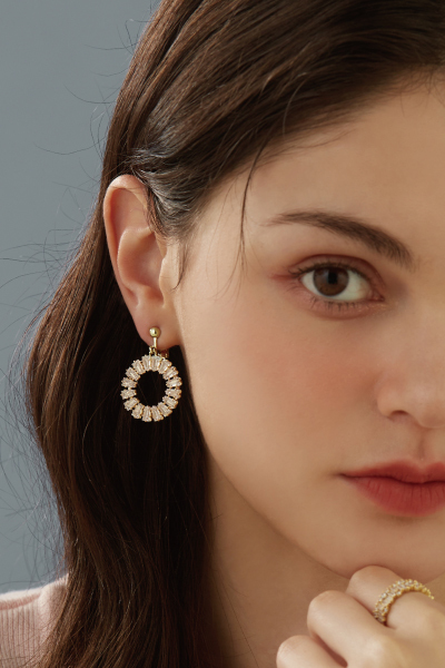 輕奢環繞鋯石。夾式耳環