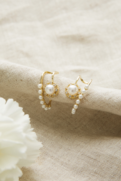 雙層珍珠造型。銀針耳環