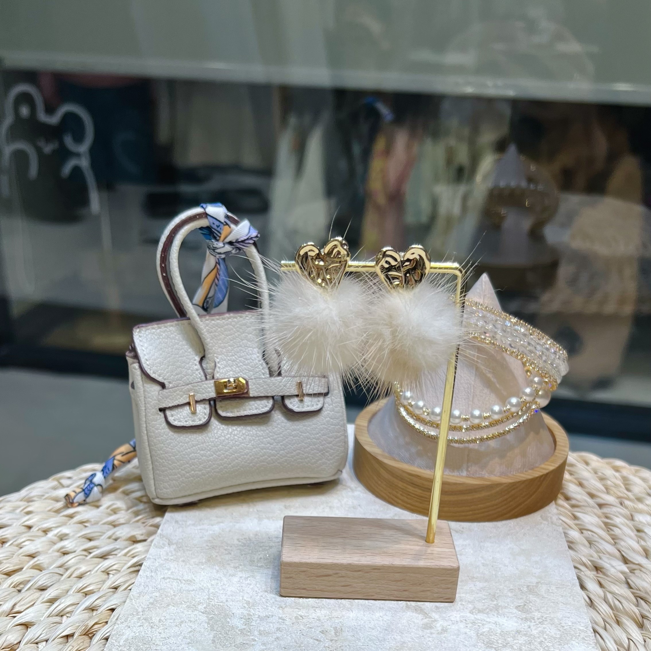 1204 GOLDEN HEART SHAPE MOMO EAR RING