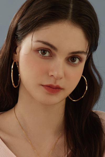 [2色]橢圓扭轉大C。銀針耳環