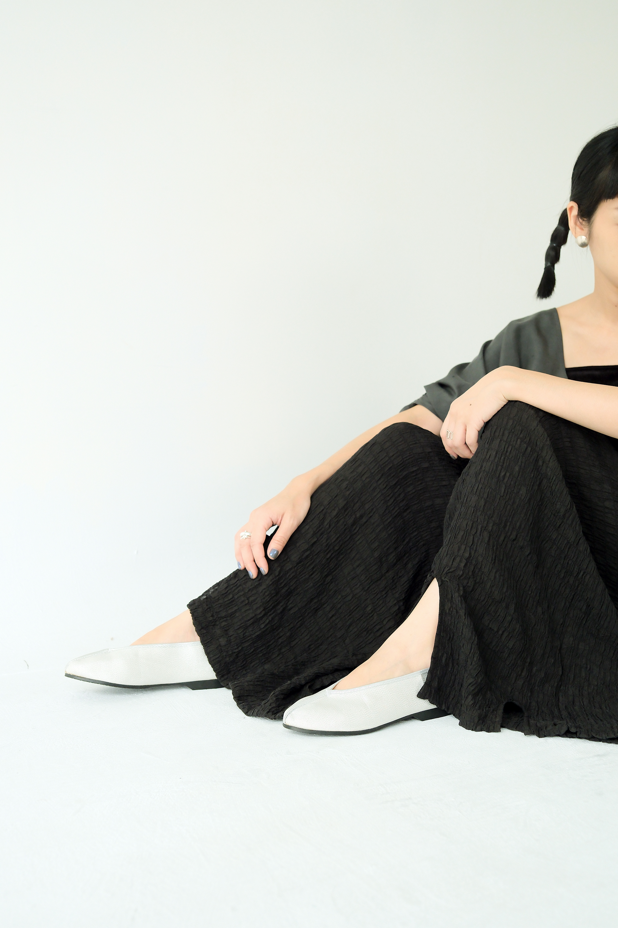 川衣 WEAR BEING｜牧服者｜蠶絲前後開衩寬褲｜黑色 09