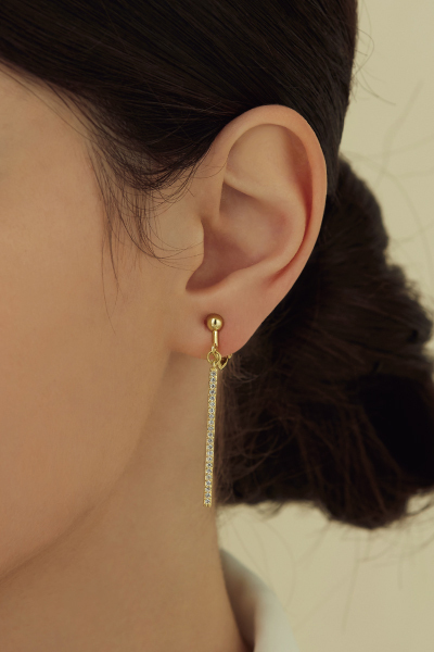 垂墜鋯石線條。夾式耳環