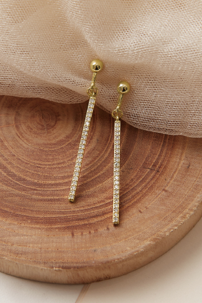 垂墜鋯石線條。夾式耳環