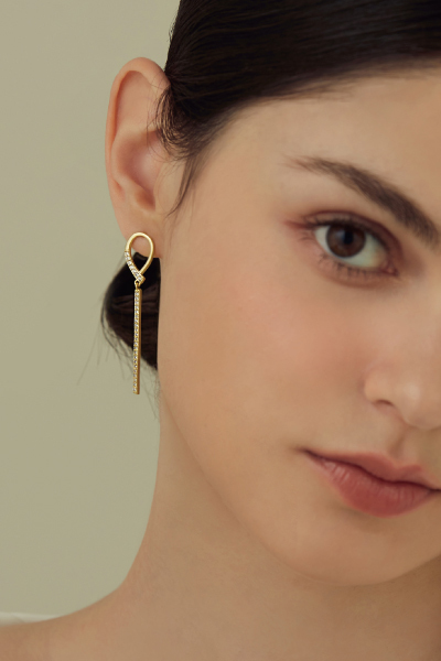 水滴鋯石線條。銀針耳環