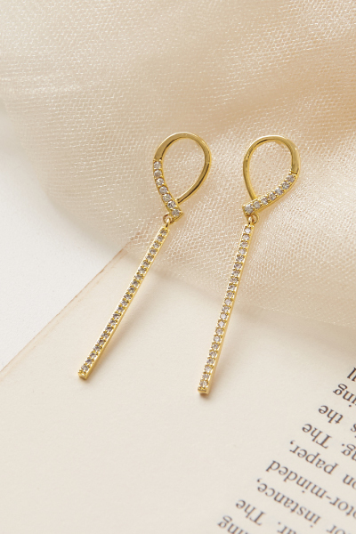 水滴鋯石線條。銀針耳環