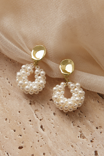 優雅珍珠圓環。夾式耳環