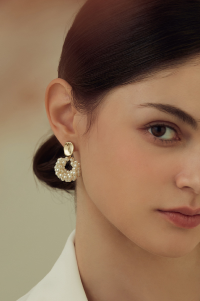 優雅珍珠圓環。夾式耳環