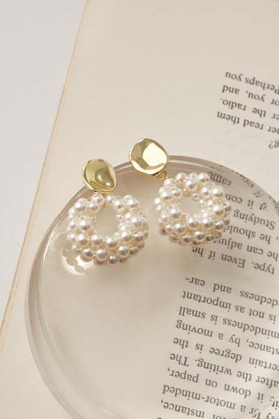 優雅珍珠圓環。銀針耳環