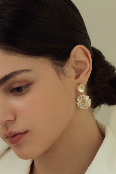 優雅珍珠圓環。銀針耳環