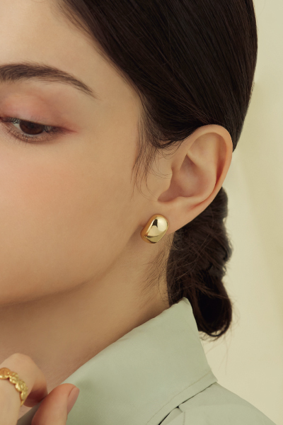 極簡光澤曲面。夾式耳環