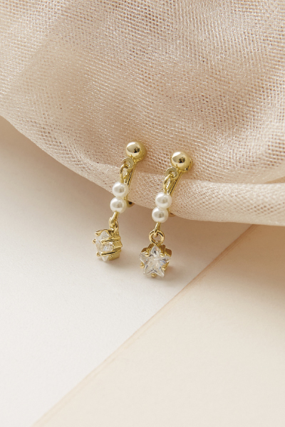 串接珍珠星形鋯石。夾式耳環