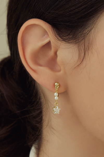串接珍珠星形鋯石。夾式耳環